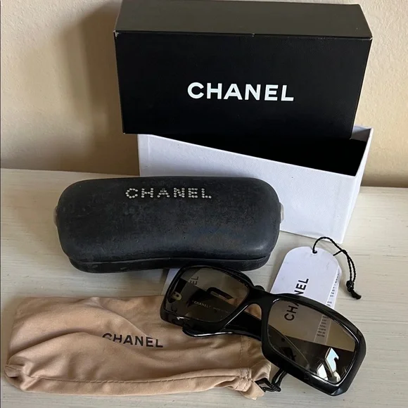 CHANEL Vintage* Elegant Black Sunglasses Chanel 5035 501 91 – Vintage Frames Company main image 2